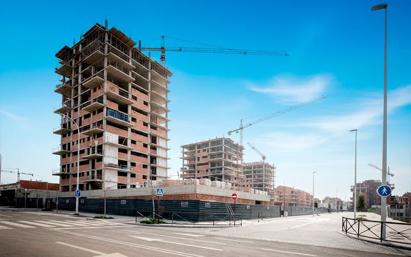 Edificios en construcción en Granada que reflejan la alta demanda del mercado inmobiliario