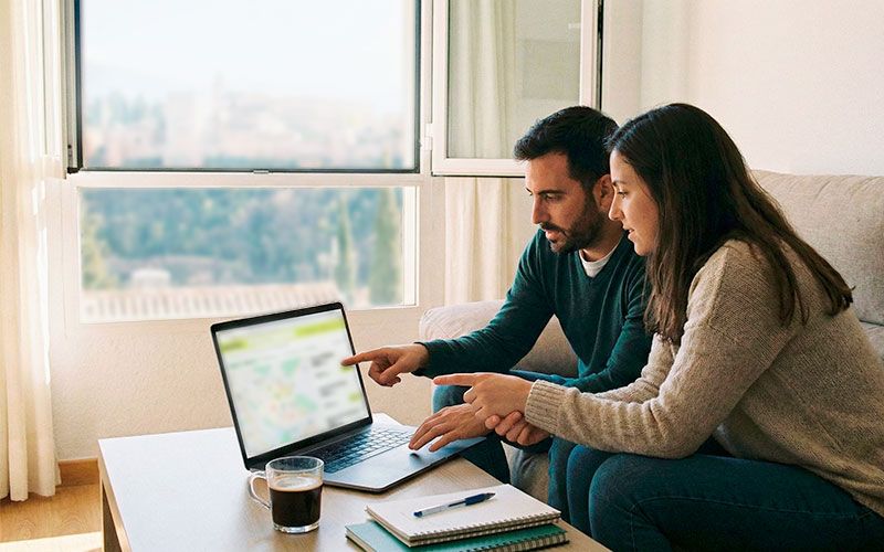 Pareja revisando precios antes de alquilar un piso en Granada