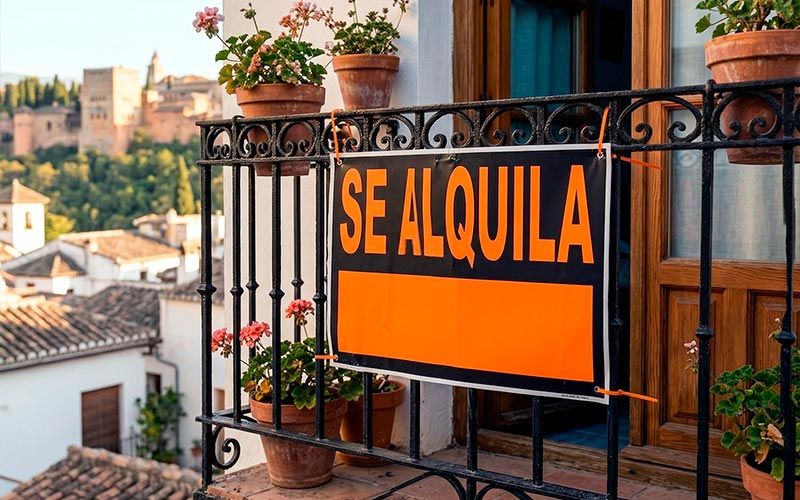 Cartel de se alquila en piso de Granada en el barrio del albaicín