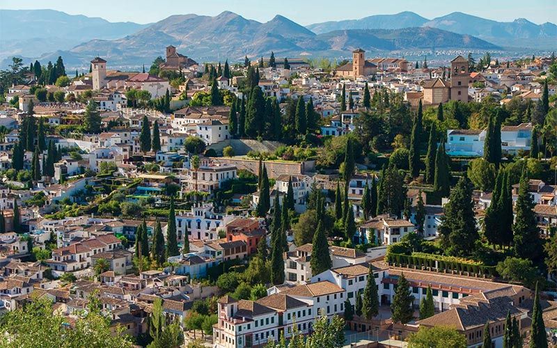 Vista panorámica de Granada representando el mercado inmobiliario local