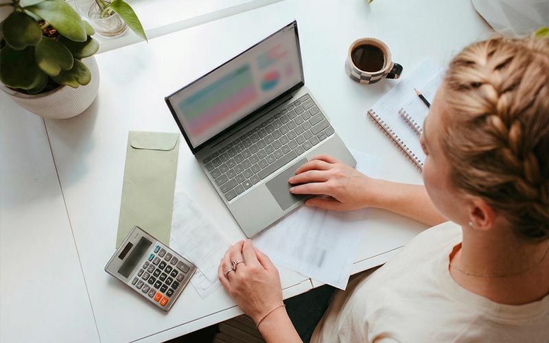 Persona revisando sus finanzas para decidir entre comprar o alquilar en Granada