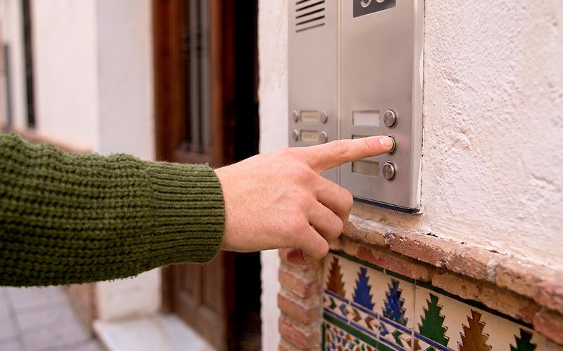 Estudiante visitando piso antes de alquilar en Granada