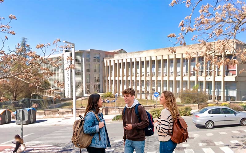 Grupo de estudiantes en el campus de Cartuja en Granada