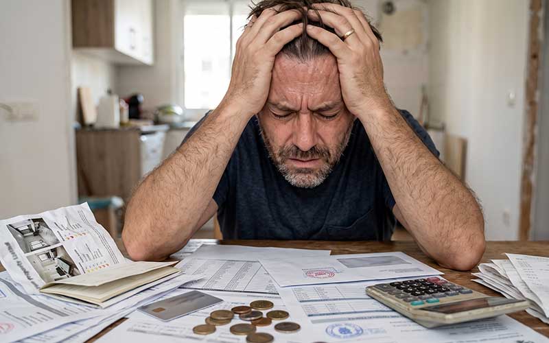 Persona calculando presupuesto para comprar piso en Granada